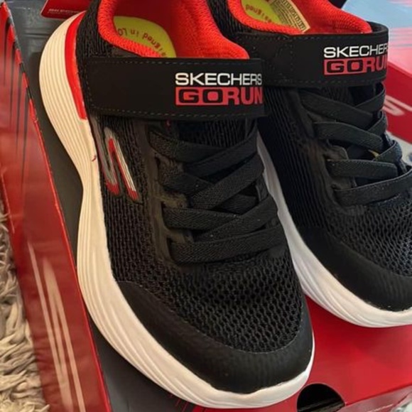 BRAND NEW boy skechers go run black velcro shoes size 11 / 12 / 13 washable - Picture 6 of 7